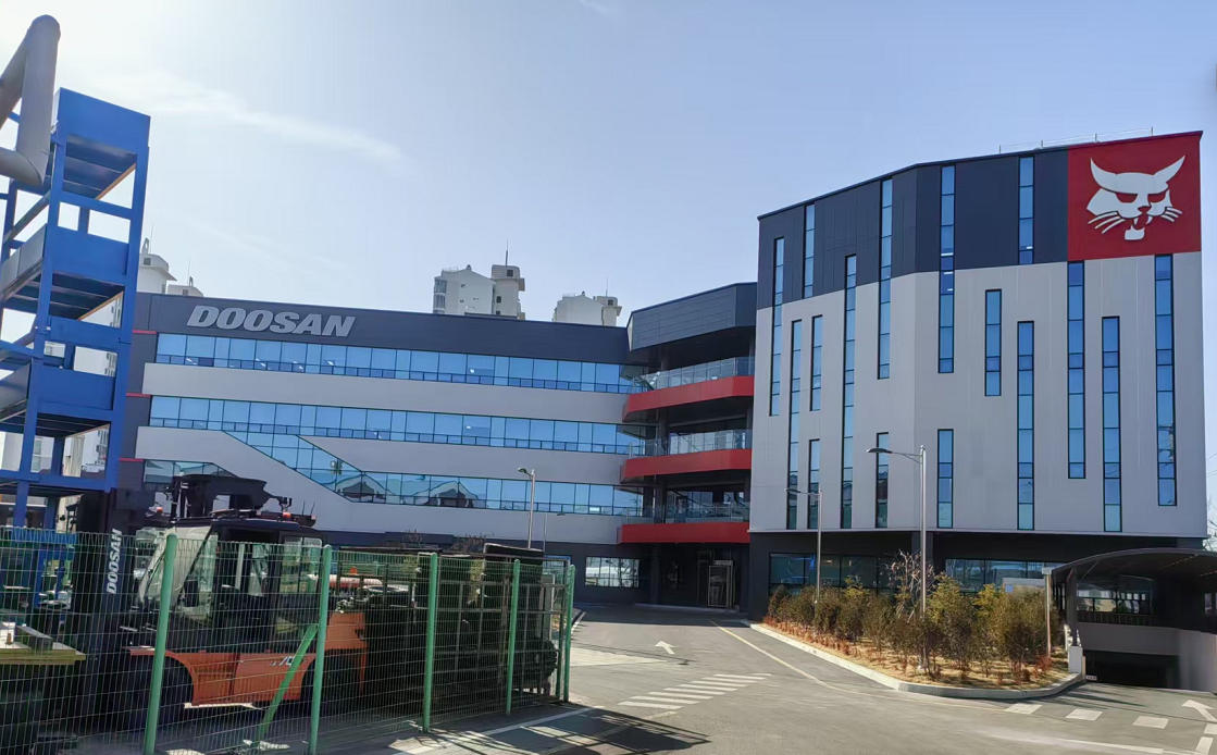 কোম্পানির নেতাদের একটি প্রতিনিধিদল দক্ষিণ কোরিয়ার একজন গুরুত্বপূর্ণ গ্রাহকের সাথে দেখা করেছে।